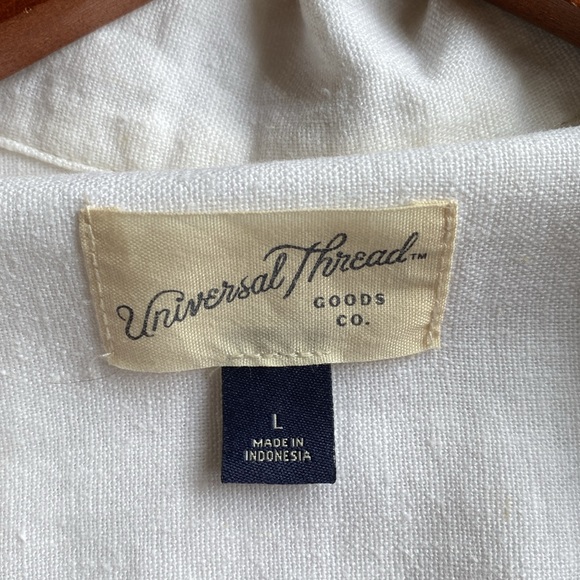 Universal Thread - Women’s Short Sleeve Collared Button-Down Shirt - White - Picture 5 of 6